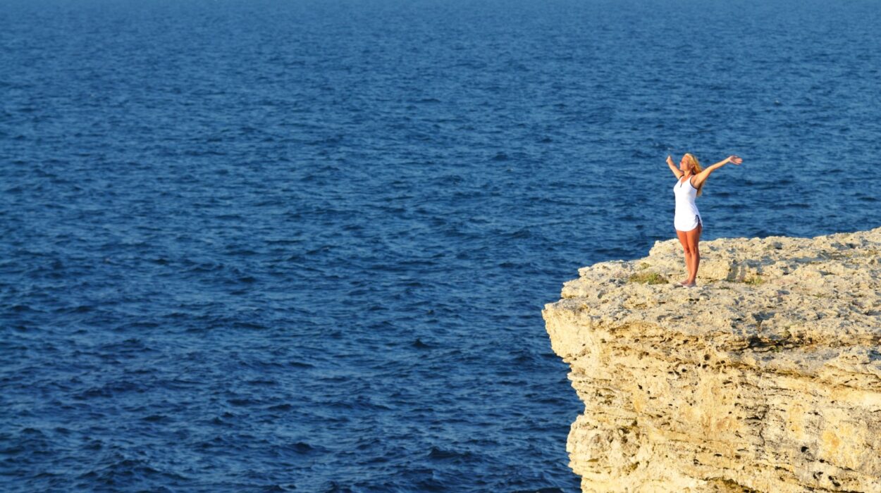 Foto de una persona mirando hacia el horizonte con determinación, mostrando signos de bienestar y confianza post-cirugía.