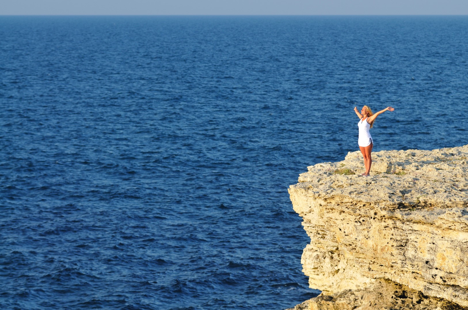 Photo of a person looking towards the horizon with determination, showing signs of well-being and confidence post-surgery.